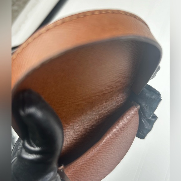 Louis Vuitton 
Monogram Canvas Porte Monnaie Gousset Coin Purse - Picture 5 of 11